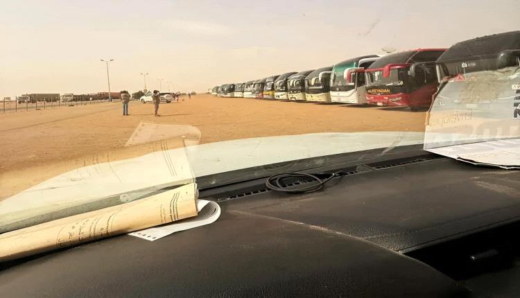 مسافرون: الانتظار 3 أيام في منفذ الوديعة بسبب الازدحام الشديد