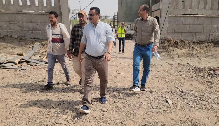 "الداؤودي" و"باخبيرة" يطلعان على المساحة المخصصة لإنشاء محطة لتحلية مياه البحر بعدن
