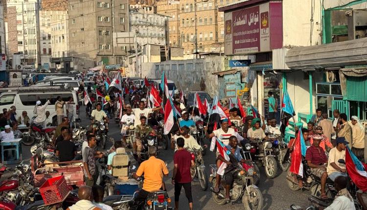 مسيرة شبابية بالدراجات النارية في المكلا تأييدًا للتصعيد السلمي ورفضًا لتدهور الخدمات