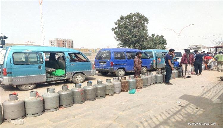 مواطنو عدن يطالبون الحكومة بالتدخل العاجل لإنقاذهم من أزمة الغاز