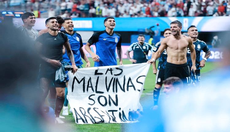 «الفيفا» يحقق بشأن لافتة الأرجنتين عن جزر فوكلاند في كأس العالم