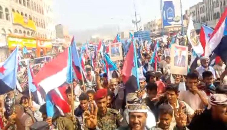 مسيرة حاشدة في يافع لبعوس تجدد التفويض للزبيدي وترفض الوصاية