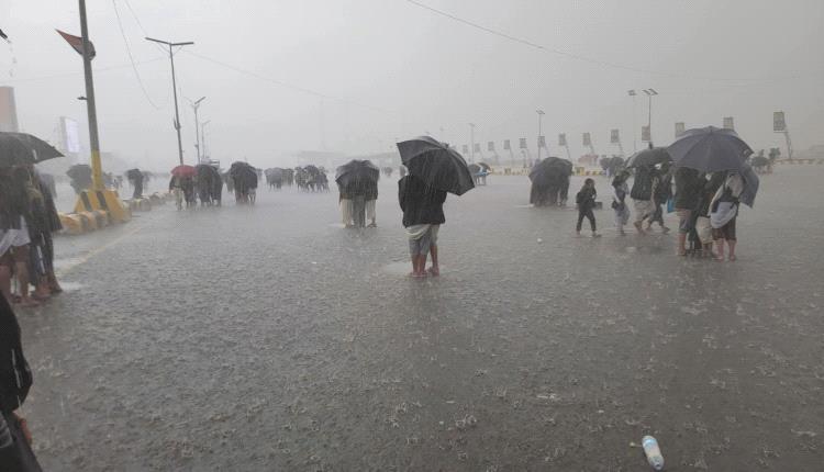 غضب السماء.. الأمطار تفشل حشد الحوثي في ميدان السبعين
