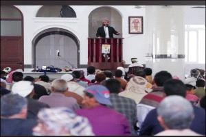 محافظ أبين يؤم المصلين ويُلقي خطبة الجمعة في مسجد السورق بمنطقة العرقة يافع 