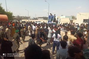 مسيرة حاشدة بالحوطة لحج احتجاجا على قرار تغيير مدير امن الحوطة
