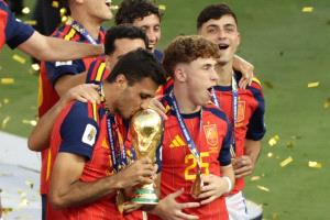 رودري من منصة التتويج بكأس العالم إلى غرفة العمليات