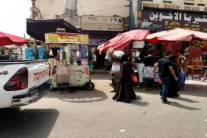 فوضى البسطات أمام "الشفاء التخصصي" بخورمكسر تعرقل وصول المرضى والإسعاف.. وإدارة المستوصف تطالب بتدخل عاجل