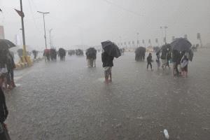 غضب السماء.. الأمطار تفشل حشد الحوثي في ميدان السبعين