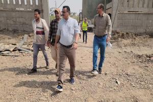 "الداؤودي" و"باخبيرة" يطلعان على المساحة المخصصة لإنشاء محطة لتحلية مياه البحر بعدن
