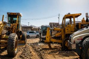 وصول معدات  إلى موقع العمل بمدينة عزان لتوسعة وتأهيل الشارع الرئيسي بالمدينة