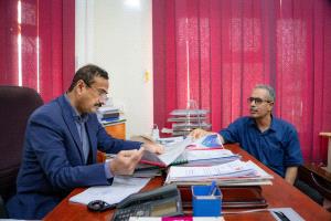 المحافظ بن الوزير يطّلع على تقارير الإنجاز وخطة الأولويات التنموية لمديرية عتق