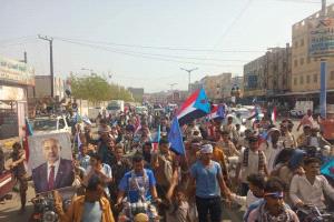 ردفان تؤكد تمسكها بالزُبيدي وترفض الوصاية في مسيرة حاشدة