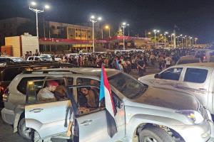 حشود قبلية جنوبية تصل ساحة العروض في عدن رفضاً لإدراج مدانين ضمن صفقة تبادل الأسرى