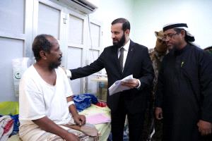 زيارة مفاجئة تكشف الإهمال.. محافظ أبين يوقف مدير مستشفى الرازي ويحيله للتحقيق