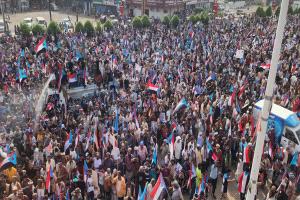 صور أولية- حشود جنوبية تتوافد إلى ساحة العروض بعدن للمشاركة في مليونية 7 يوليو
