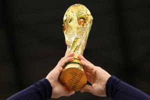 قاعدة الفيفا الأكثر غرابة.. من يحق له لمس كأس العالم دون قفازات؟