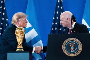 بلاتر يهاجم إنفانتينو بسبب مشروع «بيع» كأس العالم وعلاقته بترامب