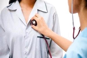 لسه ليها أهميتها.. لماذا يستخدم الطبيب السماعة الطبية رغم تطور الفحوصات