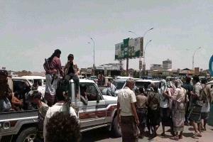 انسحاب الحشود القبلية من ساحة العروض بعد تلقي ضمانات 