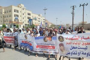 وقفات احتجاجية حاشدة في وادي وساحل حضرموت رفضًا لإدراج مدانين بالإرهاب ضمن صفقة تبادل الأسرى..صور 