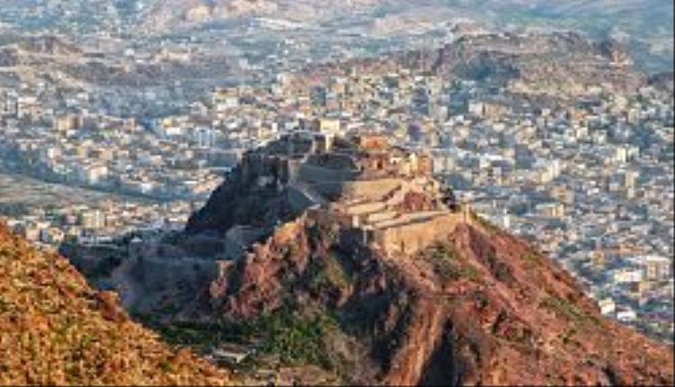 قذائف مدفعية حوثية تستهدف منازل مواطنين شمال مدينة تعز