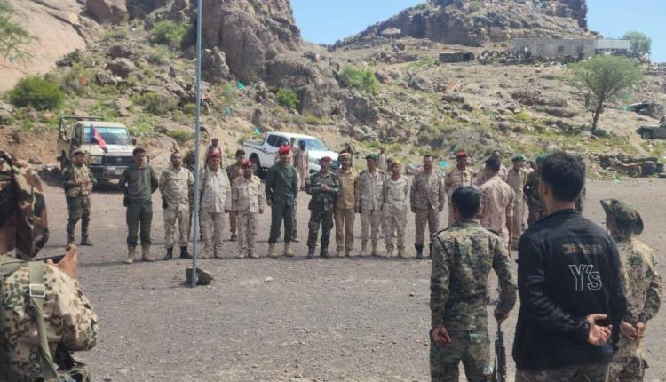 الرئيس الزُبيدي يبعث برسالة تقدير للمقاتلين في الضالع عبر وفد من قيادة القوات البرية