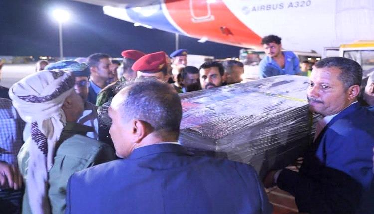 وصول جثمان فيصل محمود حسن علي القطيبي الوزير السابق إلى مطار عدن الدولي 