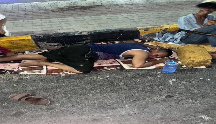 المعلا تفرش الشارع": احتجاج صامت بالفرش والوسائد على كارثة الكهرباء بعدن 