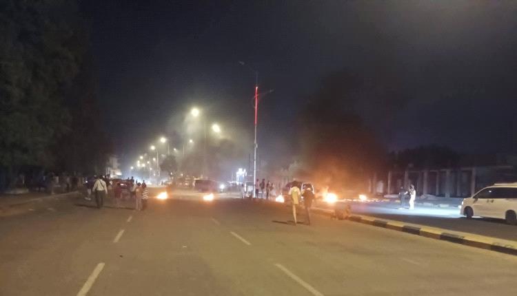محتجون يقطعون الطريق المؤدي إلى قصر معاشيق احتجاجاً على انقطاعات الكهرباء 