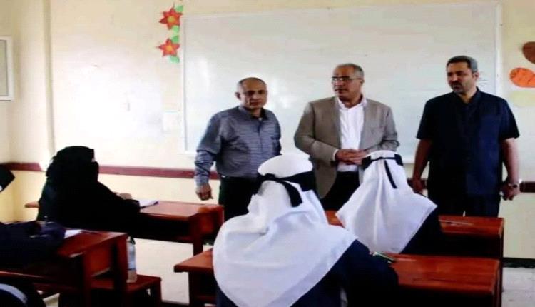 المحافظ مراد الحالمي يقدم مليون ريال يمني تكريما لطالبة تجلس إمتحانات الثانوية العامة بالحوطة