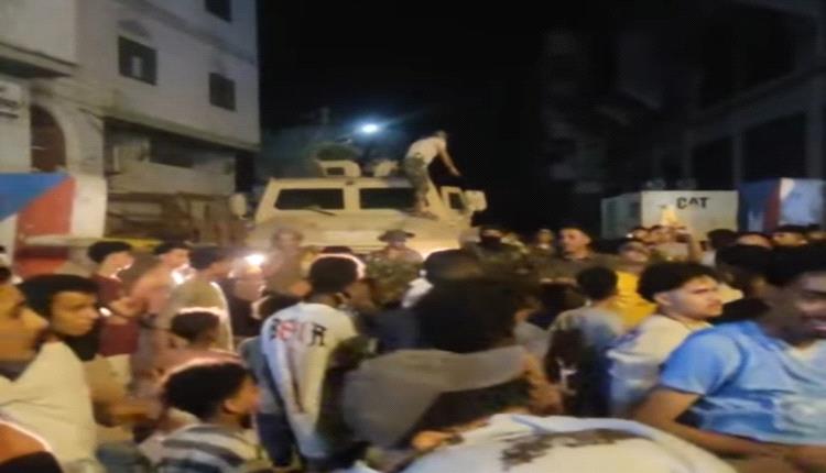 عاجل / تظاهرة أمام مقر الحكومة بعدن تنديداً بانهيار خدمة الكهرباء