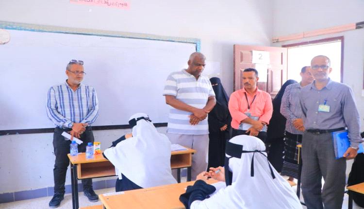 وفد اللجنة الوزارية واللجنة الإشرافية الفرعية يتفقدان المراكز الاختبارية بمديرية غيل باوزير
