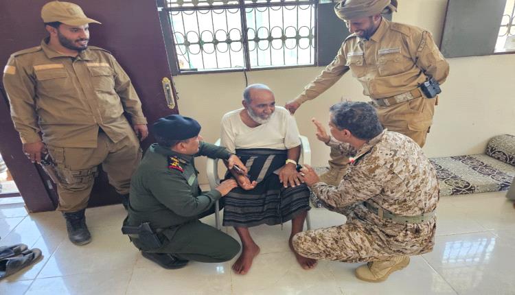 قائد محور عتق ومدير عام شرطة شبوة يطمئنان على صحة الشيخ مبارك لزنم الدياني