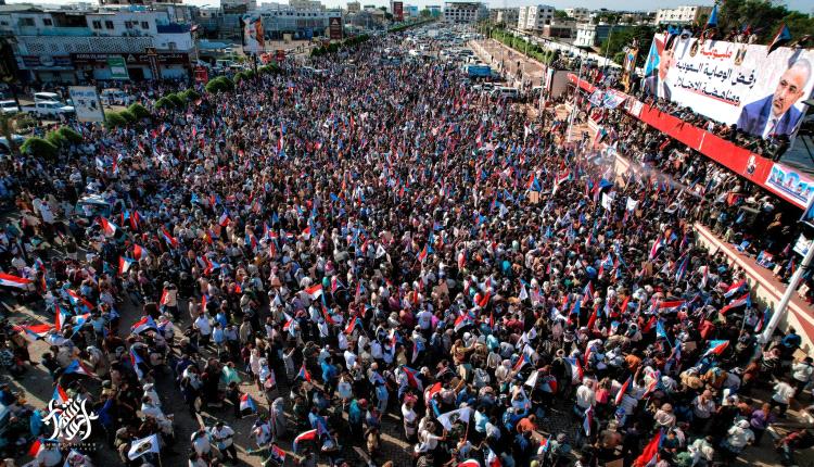 صور جوية تُظهر الحشود في مليونية رفض الوصاية بالعاصمة عدن 