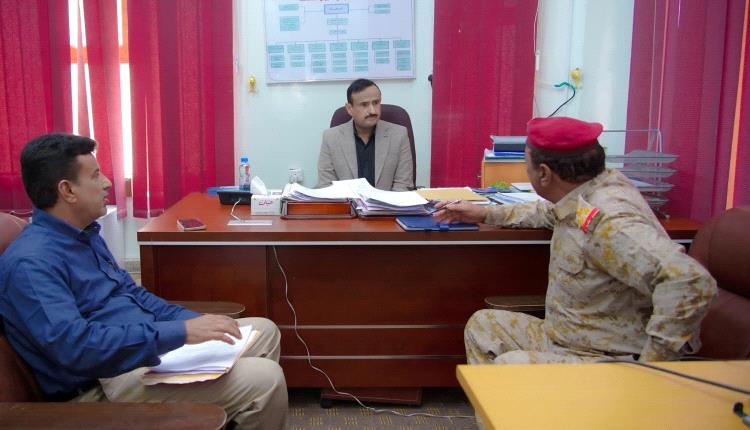 شبوة.. المحافظ يحذر من تفاقم الهجرة غير الشرعية ويطالب بدعم حكومي ودولي لمواجهة الظاهرة 