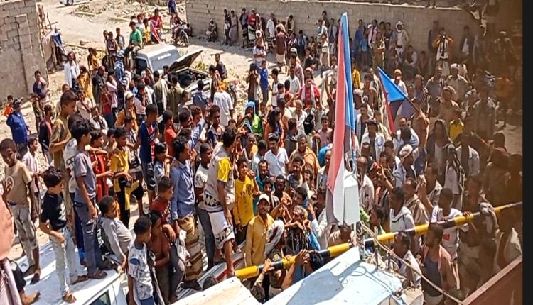 لحج.. تظاهرات جماهيرية حاشدة في المسيمير رفضاً لتغيير مدير الأمن