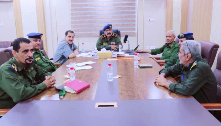 عدن.. لجنة تحقيق أمنية تستعرض تقرير انفجار مخزن الذخيرة في الممدارة