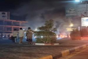 عاجل / ​غضب شعبي يغلق "جولة السفينة" احتجاجاً على أزمة الكهرباء وتعثر مخصصات الوقود