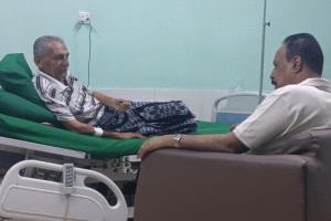 وزير الأشغال والطرق يزور الصحفي نجيب صديق على فراش المرض 
