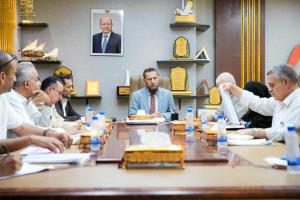 المحافظ شيخ يرأس اجتماعاً لمناقشة عدد من المشاريع في قطاعات المياه والأشغال والكهرباء وتطوير الجانبين المالي والإداري

