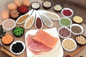 أبرزها البروتينات.. أغذية تعزز إنتاج الطاقة في الجسم
