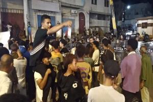 الغضب الشعبي يتجدد في عدن.. مسيرة حاشدة بكريتر تنديداً بانهيار الخدمات (صور)