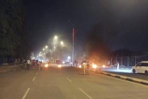 محتجون يقطعون الطريق المؤدي إلى قصر معاشيق احتجاجاً على انقطاعات الكهرباء
