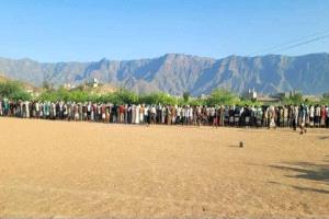 أبين.. أهالي لودر يؤدون صلاة الاستسقاء طلباً للغيث
