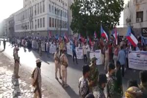 وقفة احتجاجية حاشدة في المعلا بعدن تندد بانهيار الخدمات وانقطاع الكهرباء(صور)