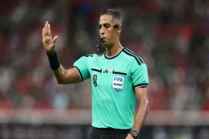 فيفا يكافئ أمين عمر بمباراة الأرجنتين.. ويكشف طاقم الجزائر والأردن