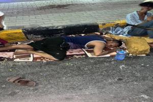 المعلا تفرش الشارع": احتجاج صامت بالفرش والوسائد على كارثة الكهرباء بعدن