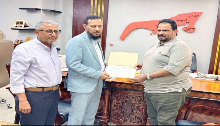 محافظ عدن وصندوق النظافة يكرمان مدير عام شركة النفط بعدن د. صالح الجريري 