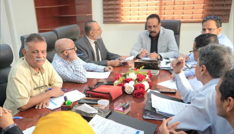 وزير الأشغال يترأس اجتماع لجنة المناقصات بصندوق صيانة الطرق بعدن 