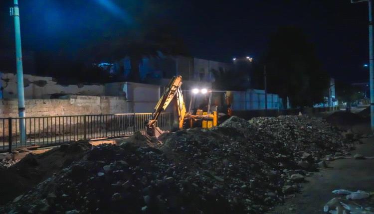 تواصل أعمال تأهيل وسفلتة شارع الهجرة والجوازات بمديرية صيرة بعدن
